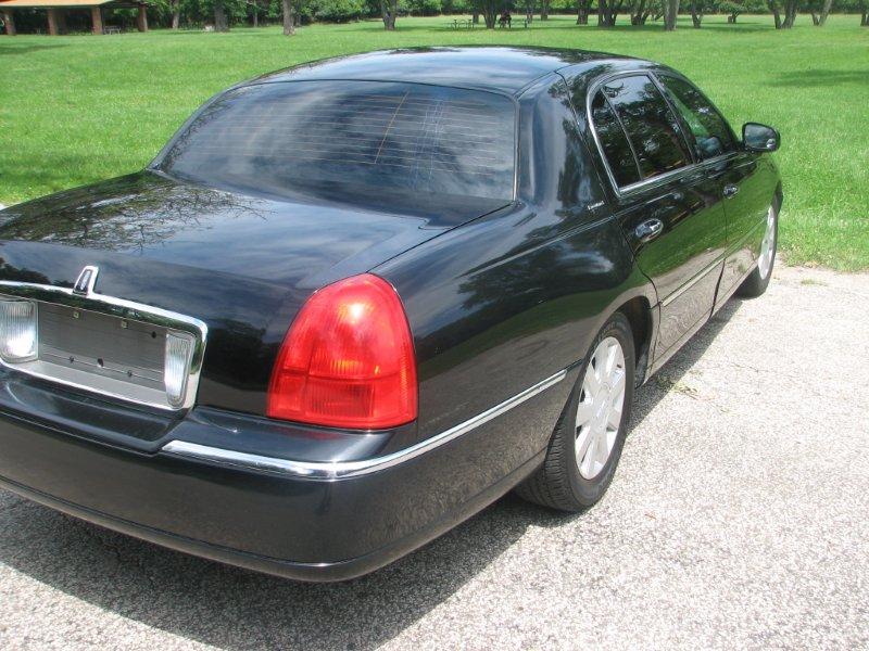 2005 Lincoln Town Car Executive sedan 