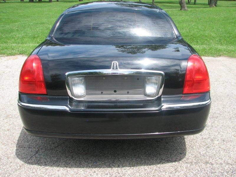 2005 Lincoln Town Car Executive sedan 