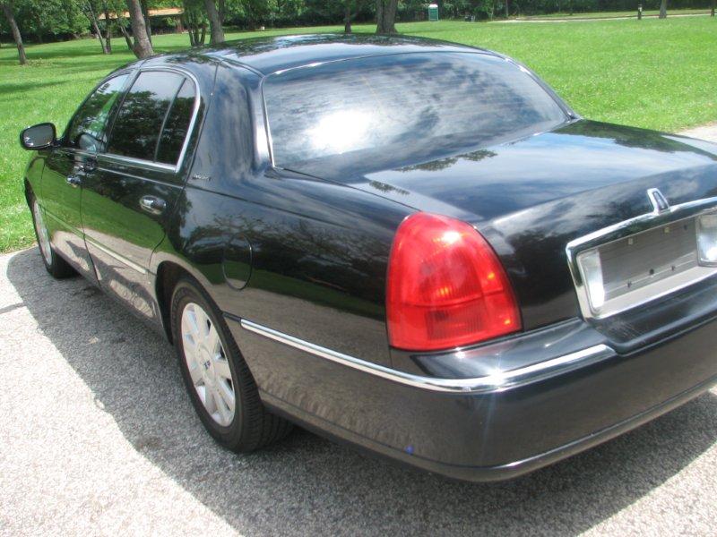 2005 Lincoln Town Car Executive sedan 