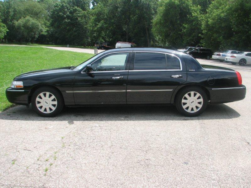 2005 Lincoln Town Car Executive sedan 