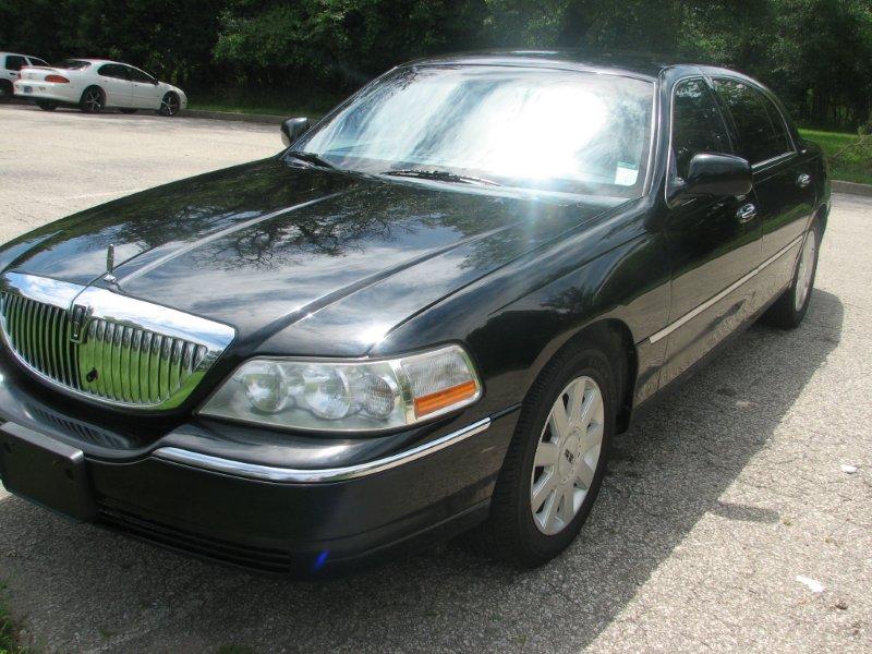 2005 Lincoln Town Car Executive sedan 