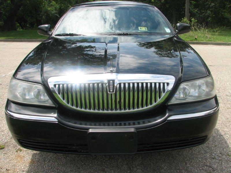 2005 Lincoln Town Car Executive sedan 