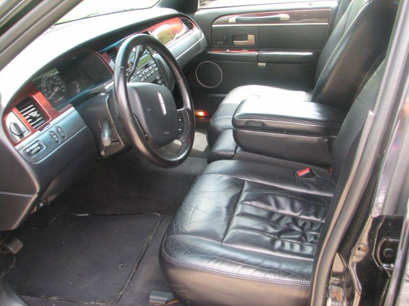 2005 Lincoln Town Car Executive sedan 