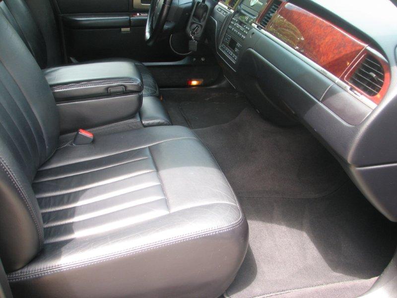 2005 Lincoln Town Car Executive sedan 