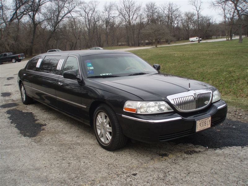 Lincoln Town Car 2005 black 6-passenger stretch Royale 