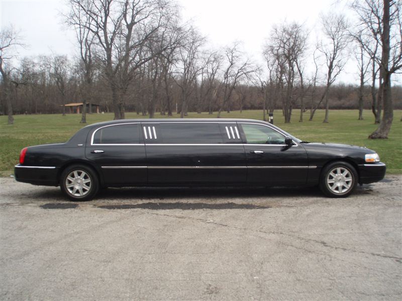 Lincoln Town Car 2005 black 6-passenger stretch Royale 