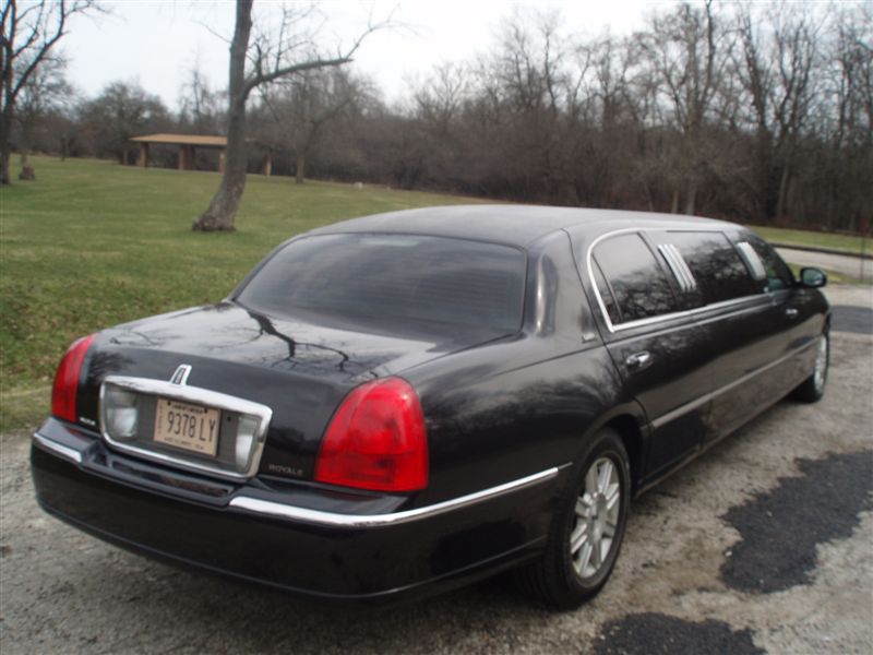 Lincoln Town Car 2005 black 6-passenger stretch Royale 