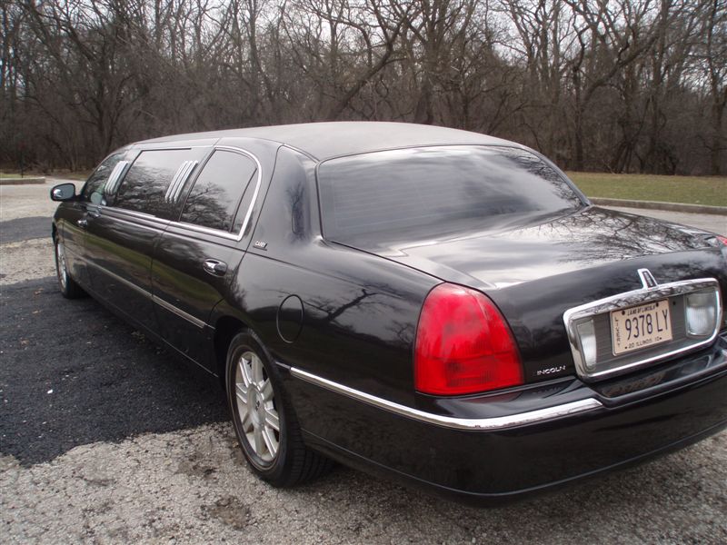 Lincoln Town Car 2005 black 6-passenger stretch Royale 