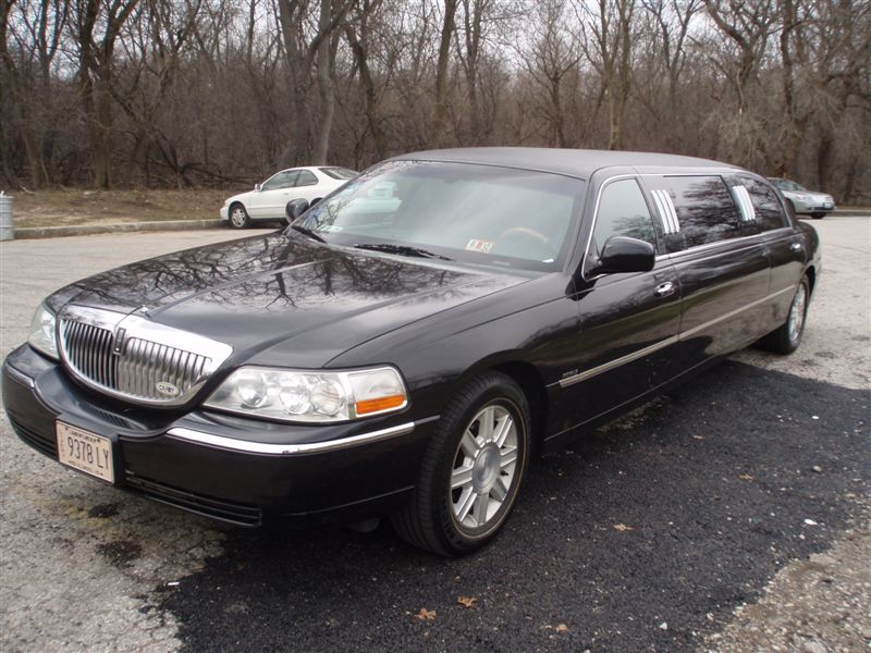 Lincoln Town Car 2005 black 6-passenger stretch Royale