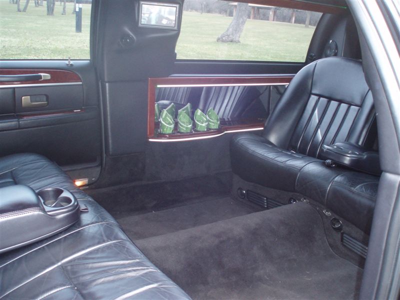 Lincoln Town Car 2005 black 6-passenger stretch Royale 