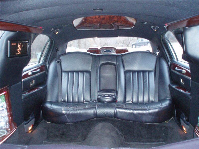 Lincoln Town Car 2005 black 6-passenger stretch Royale 