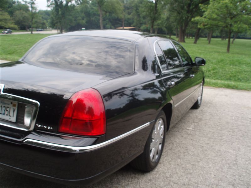 2004 Lincoln Town Car L-series sedan 