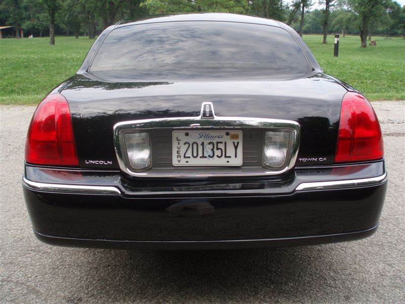 2004 Lincoln Town Car L-series sedan 