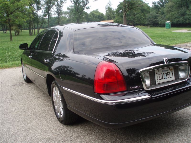 2004 Lincoln Town Car L-series sedan 