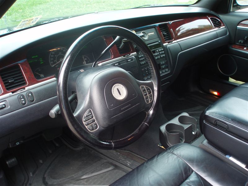 2004 Lincoln Town Car L-series sedan 