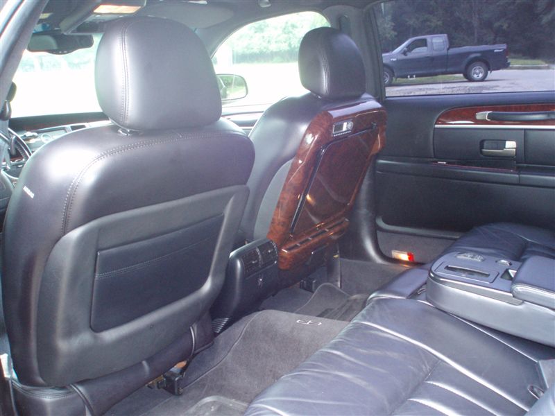 2004 Lincoln Town Car L-series sedan 