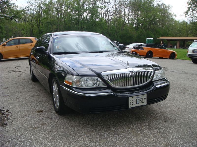 2004 Lincoln Town Car L-series sedan 