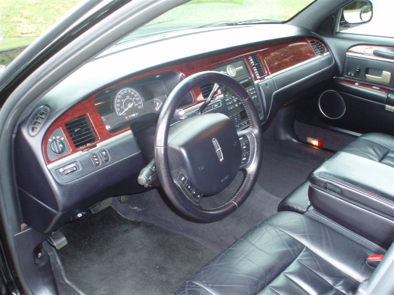 2005 Lincoln Town Car Signature sedan 