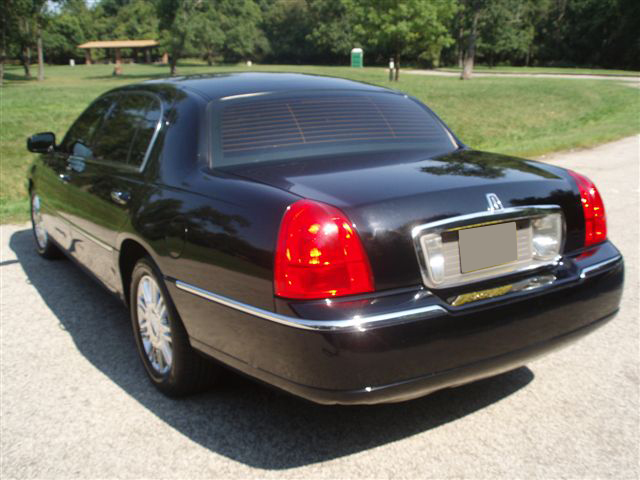 2004 Lincoln Town Car L-series sedan 