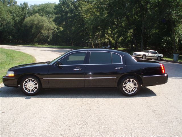 2004 Lincoln Town Car L-series sedan 