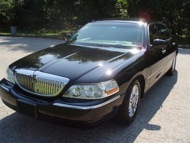 2004 Lincoln Town Car L-series sedan 