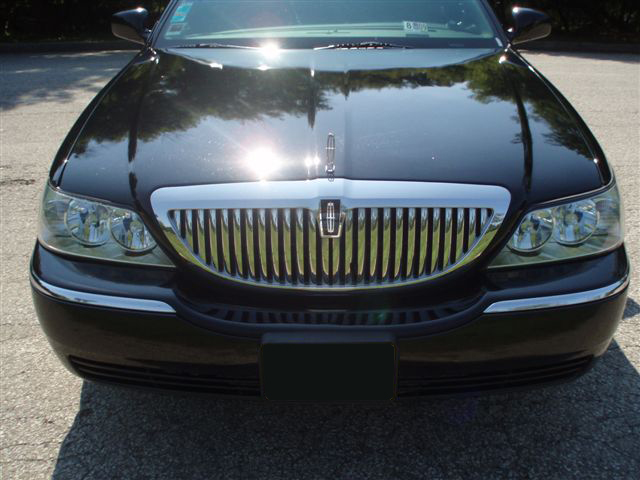 2004 Lincoln Town Car L-series sedan 