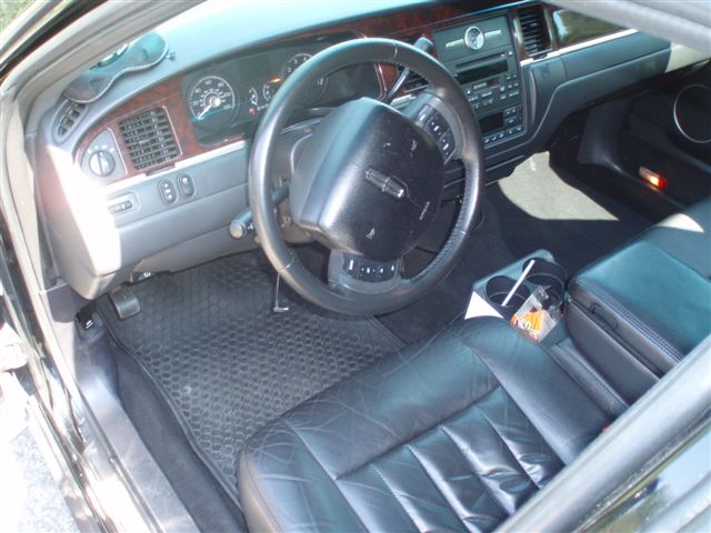 2004 Lincoln Town Car L-series sedan 