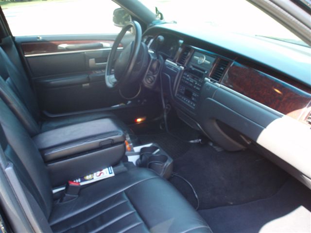 2004 Lincoln Town Car L-series sedan 