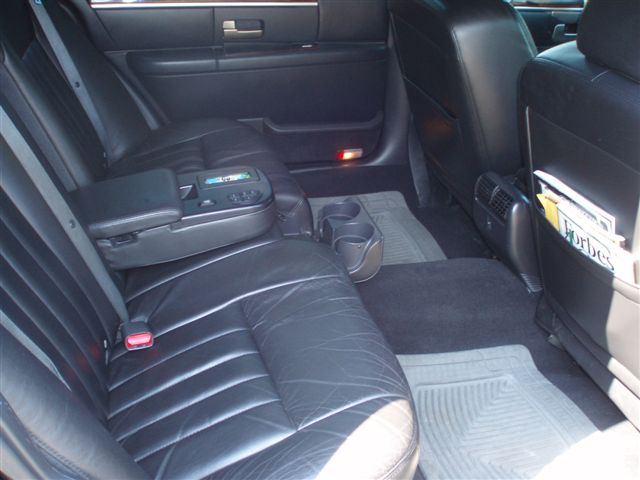 2004 Lincoln Town Car L-series sedan 