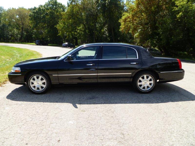 2007 Lincoln Town Car Executive L sedan 