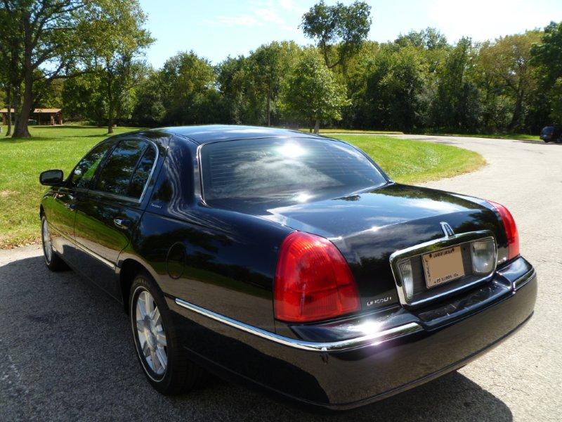 2007 Lincoln Town Car Executive L sedan 