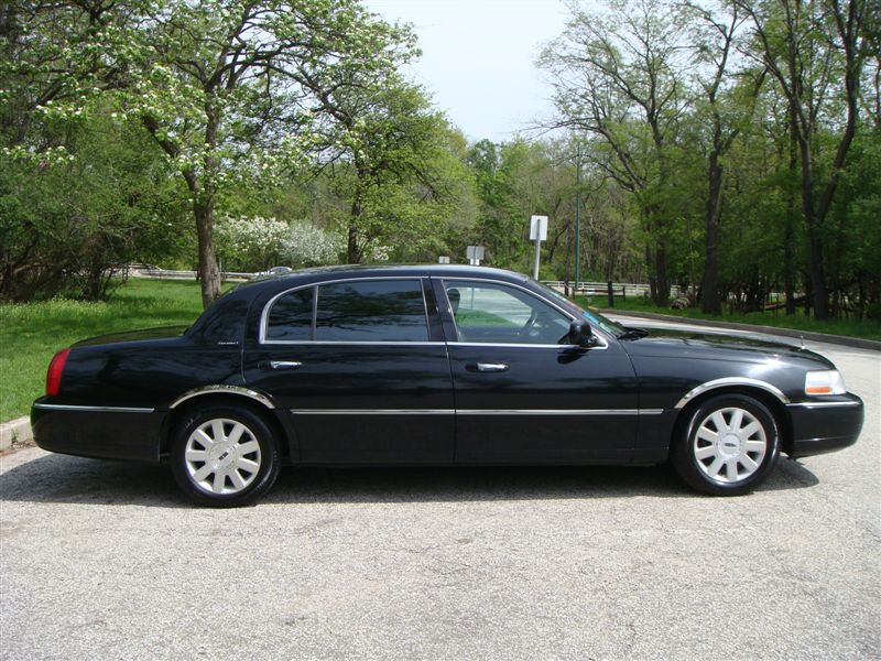 2003 Lincoln Town Car L-series sedan 