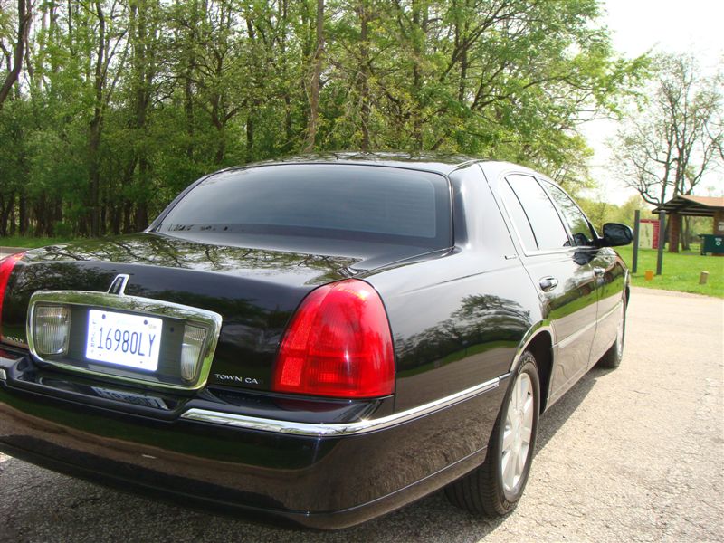 2003 Lincoln Town Car L-series sedan 