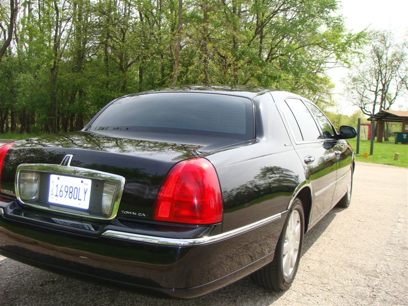 2003 Lincoln Town Car L-series sedan 