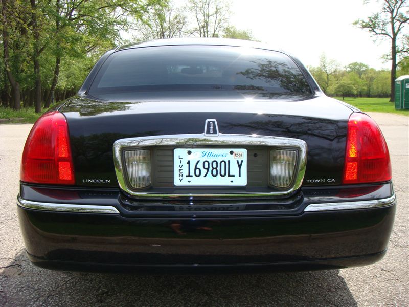 2003 Lincoln Town Car L-series sedan 