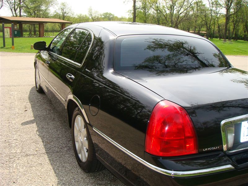 2003 Lincoln Town Car L-series sedan 