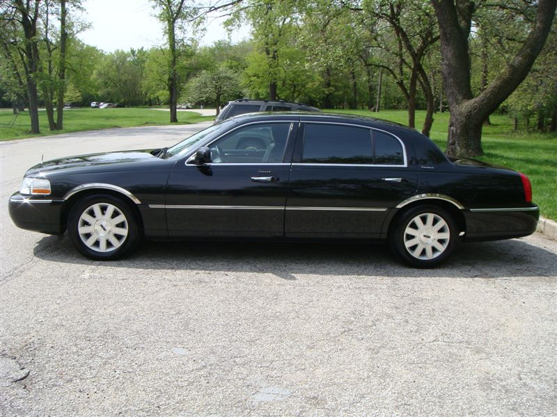 2003 Lincoln Town Car L-series sedan 