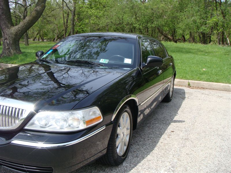 2003 Lincoln Town Car L-series sedan 