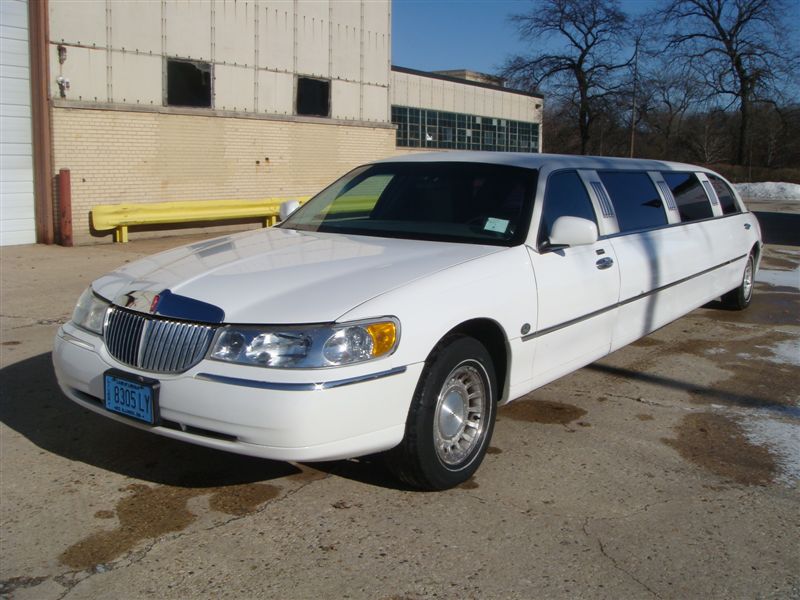 Lincoln Town Car 2002 white stretch 