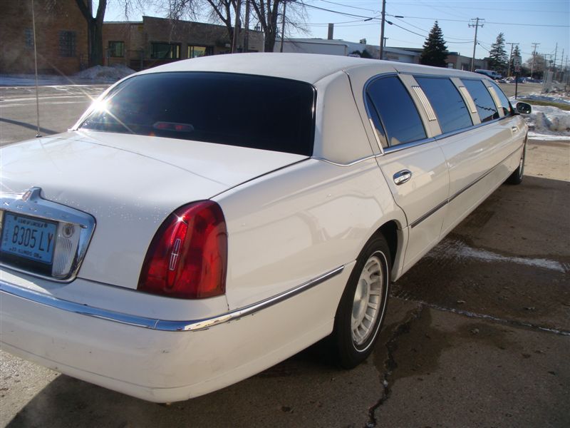 Lincoln Town Car 2002 white stretch 