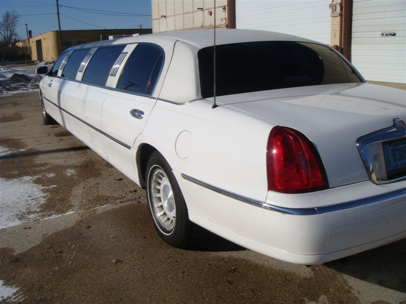 Lincoln Town Car 2002 white stretch 