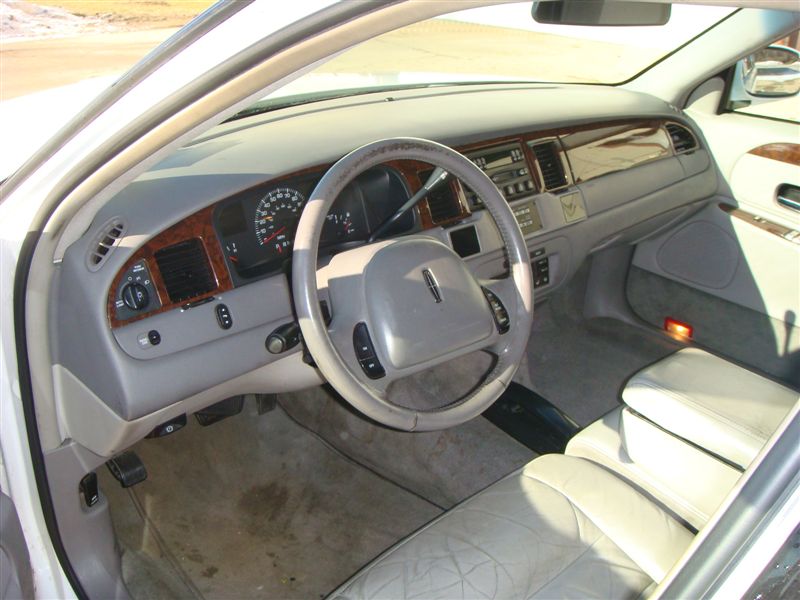 Lincoln Town Car 2002 white stretch 