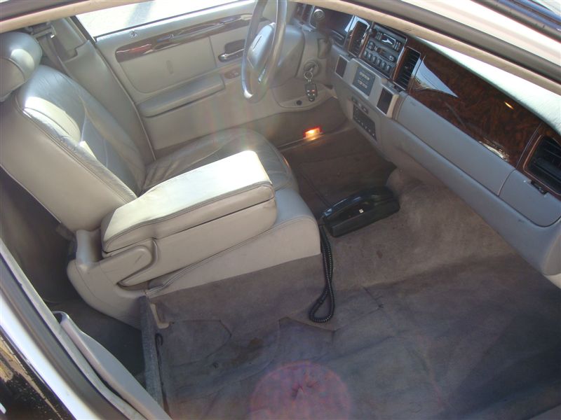 Lincoln Town Car 2002 white stretch 