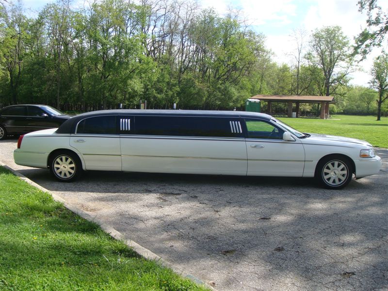 Lincoln Town Car 2004 white stretch 