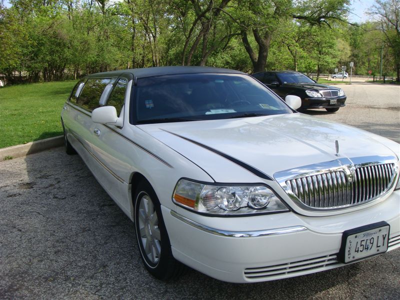 Lincoln Town Car 2004 white stretch 