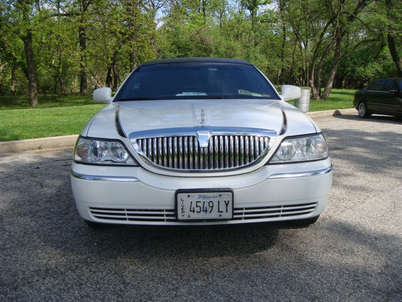 Lincoln Town Car 2004 white stretch 