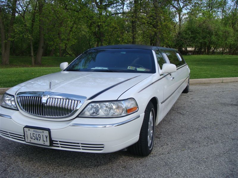 Lincoln Town Car 2004 white stretch 