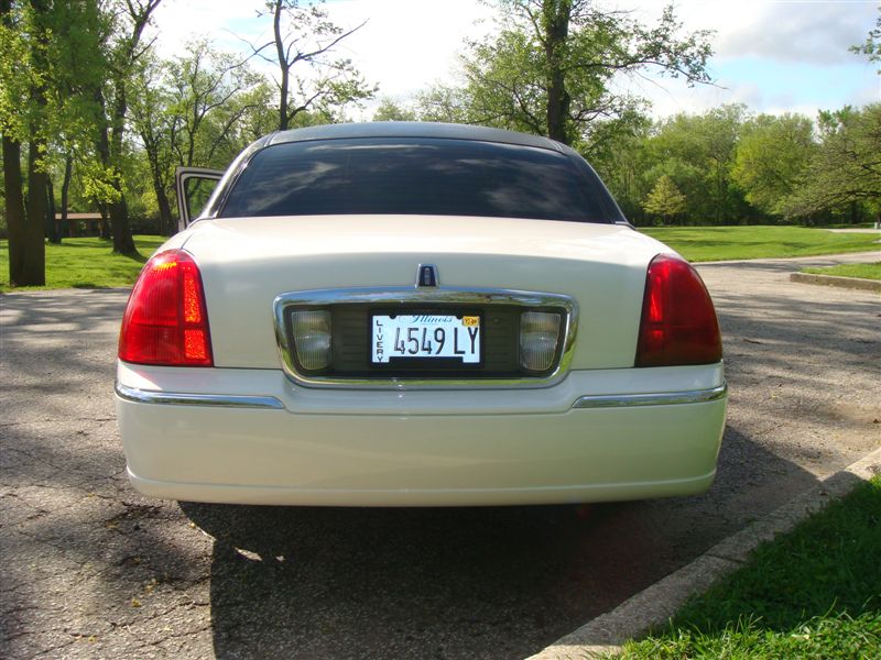 Lincoln Town Car 2004 white stretch 