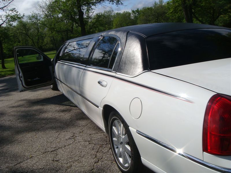 Lincoln Town Car 2004 white stretch 