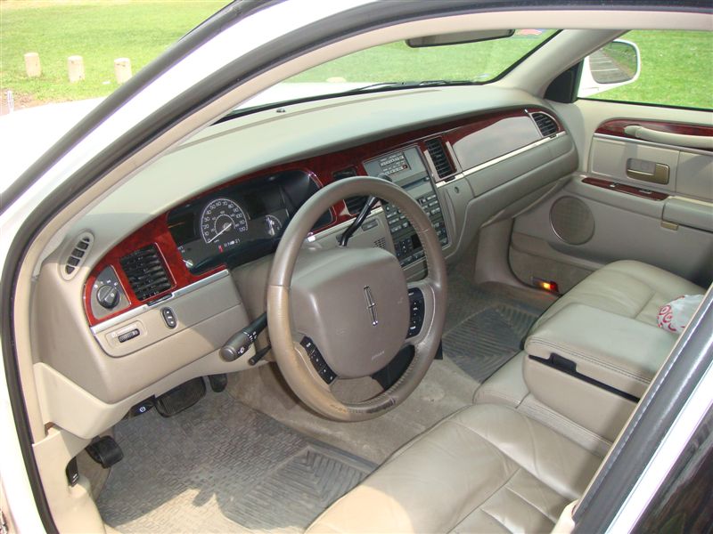 Lincoln Town Car 2005 white stretch 